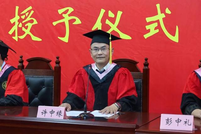 1697031119339.jpg 中南大学法学院院长许中缘:以法律人的初心 勇敢面对ChatGPT