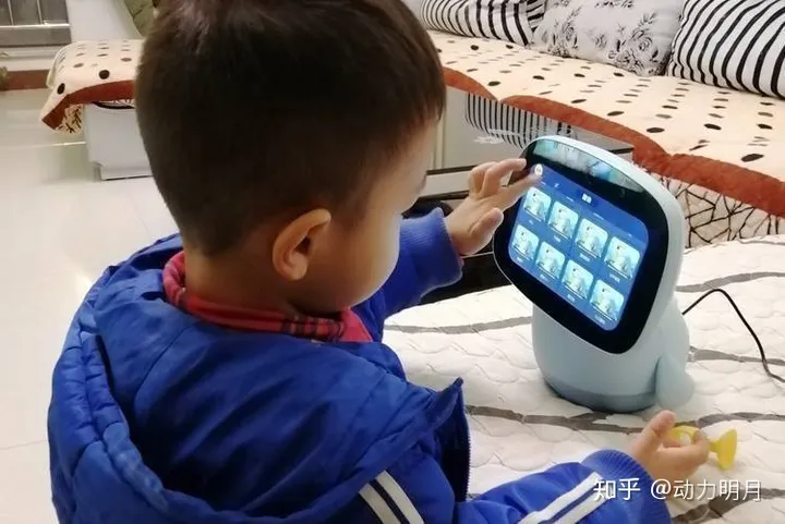 1711359086482.jpg 聪聪AI陪伴教育机器人:全面解析其硬件功能与使用体验