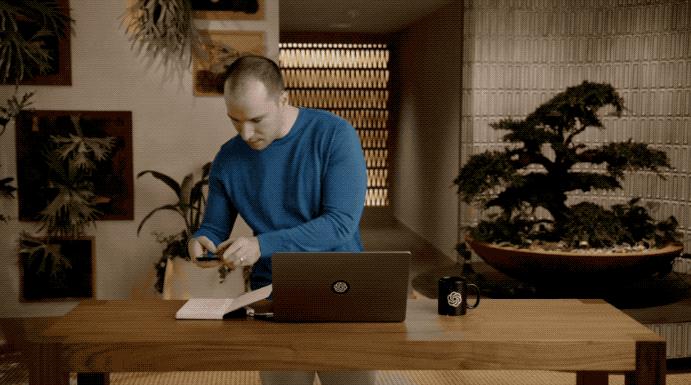 1712378180557.jpg 文章本土化大模型:百度文心一言能否在中国市场fitin?