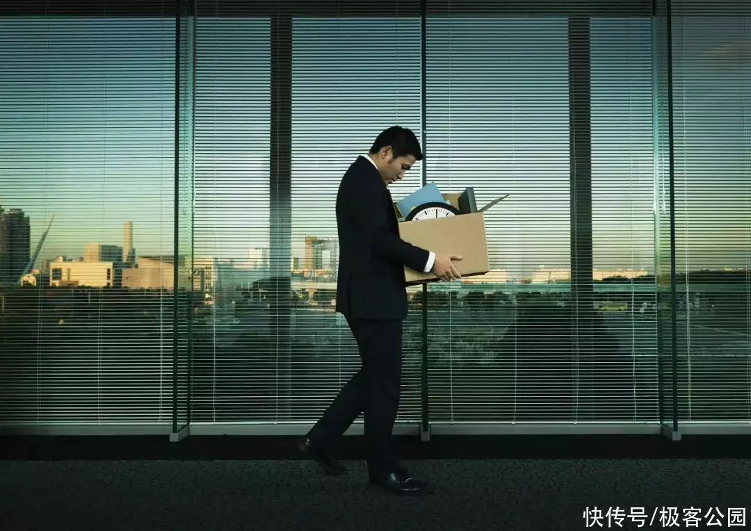 1682606597181.webp 当创业者开始用 ChatGPT 裁员穿内衣就算了,输血管我也忍了,那个戴口罩的,真把观众当傻子呢