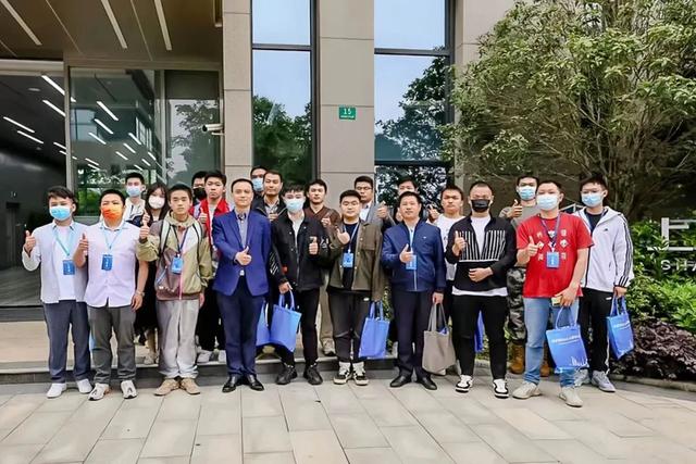 1685056907518.jpeg ChatGPT引领变革?一亿用户下,军人如何拥抱人工智能新时代?