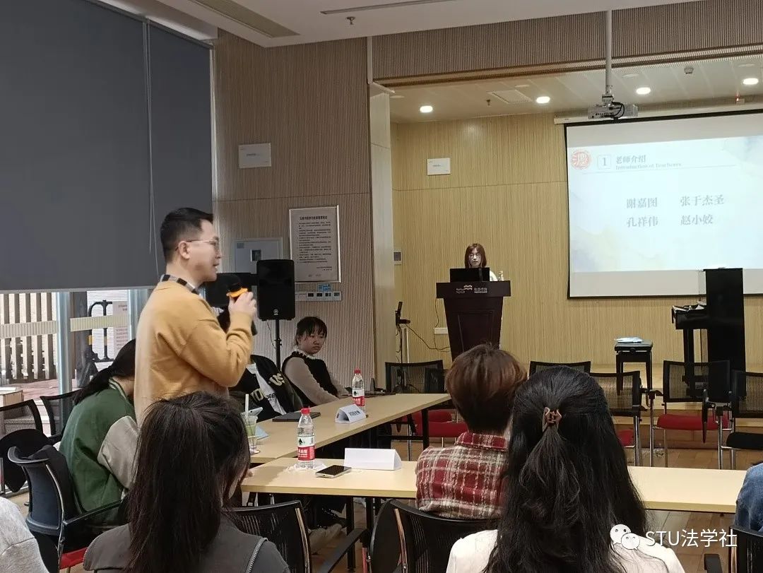 揭秘圆桌会议：聆听智慧火花，记录全程精彩！滑动探索更多礼品与讨论瞬间...