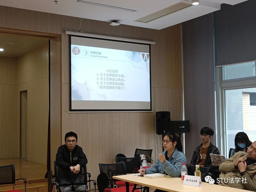 揭秘圆桌会议：聆听智慧火花，记录全程精彩！滑动探索更多礼品与讨论瞬间...