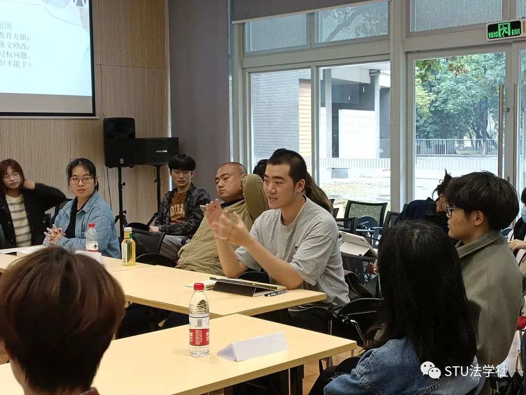 揭秘圆桌会议：聆听智慧火花，记录全程精彩！滑动探索更多礼品与讨论瞬间...