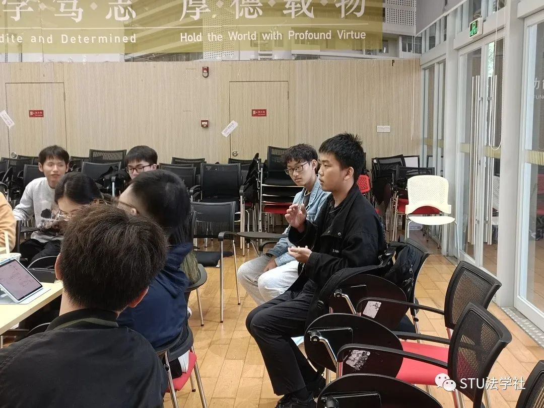 揭秘圆桌会议：聆听智慧火花，记录全程精彩！滑动探索更多礼品与讨论瞬间...