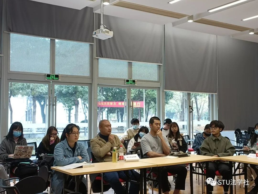 揭秘圆桌会议：聆听智慧火花，记录全程精彩！滑动探索更多礼品与讨论瞬间...