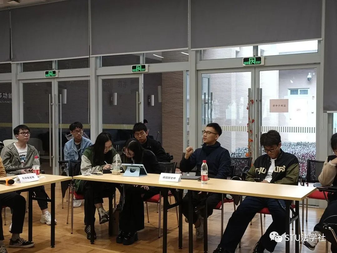 揭秘圆桌会议：聆听智慧火花，记录全程精彩！滑动探索更多礼品与讨论瞬间...