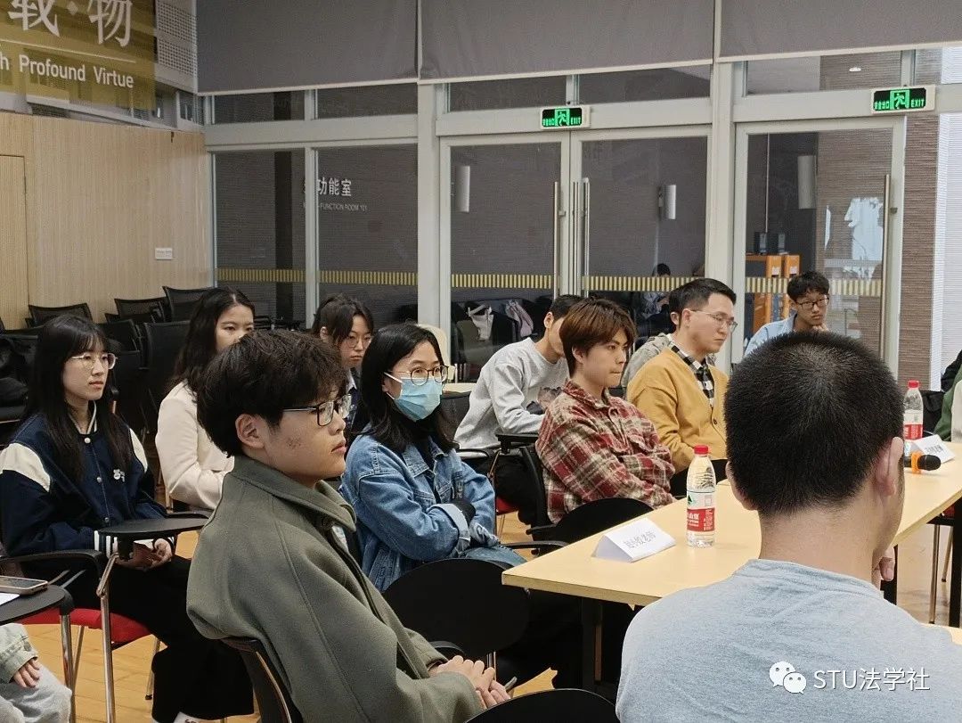 揭秘圆桌会议：聆听智慧火花，记录全程精彩！滑动探索更多礼品与讨论瞬间...