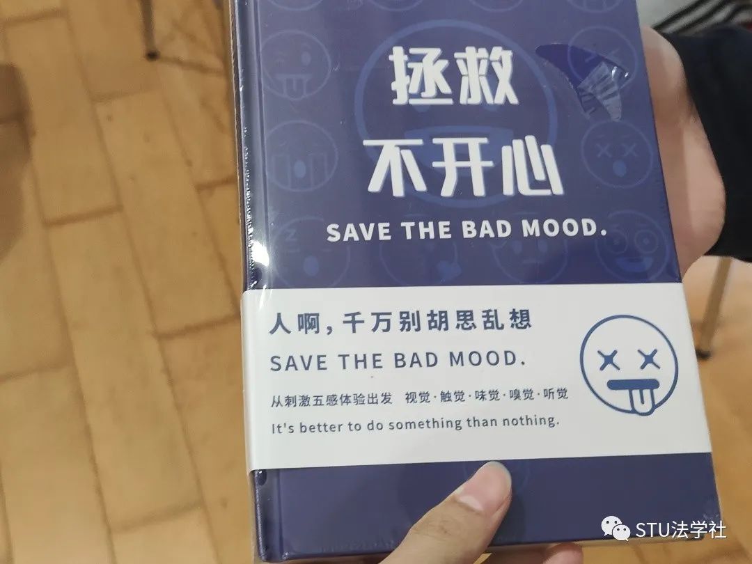 揭秘圆桌会议：聆听智慧火花，记录全程精彩！滑动探索更多礼品与讨论瞬间...