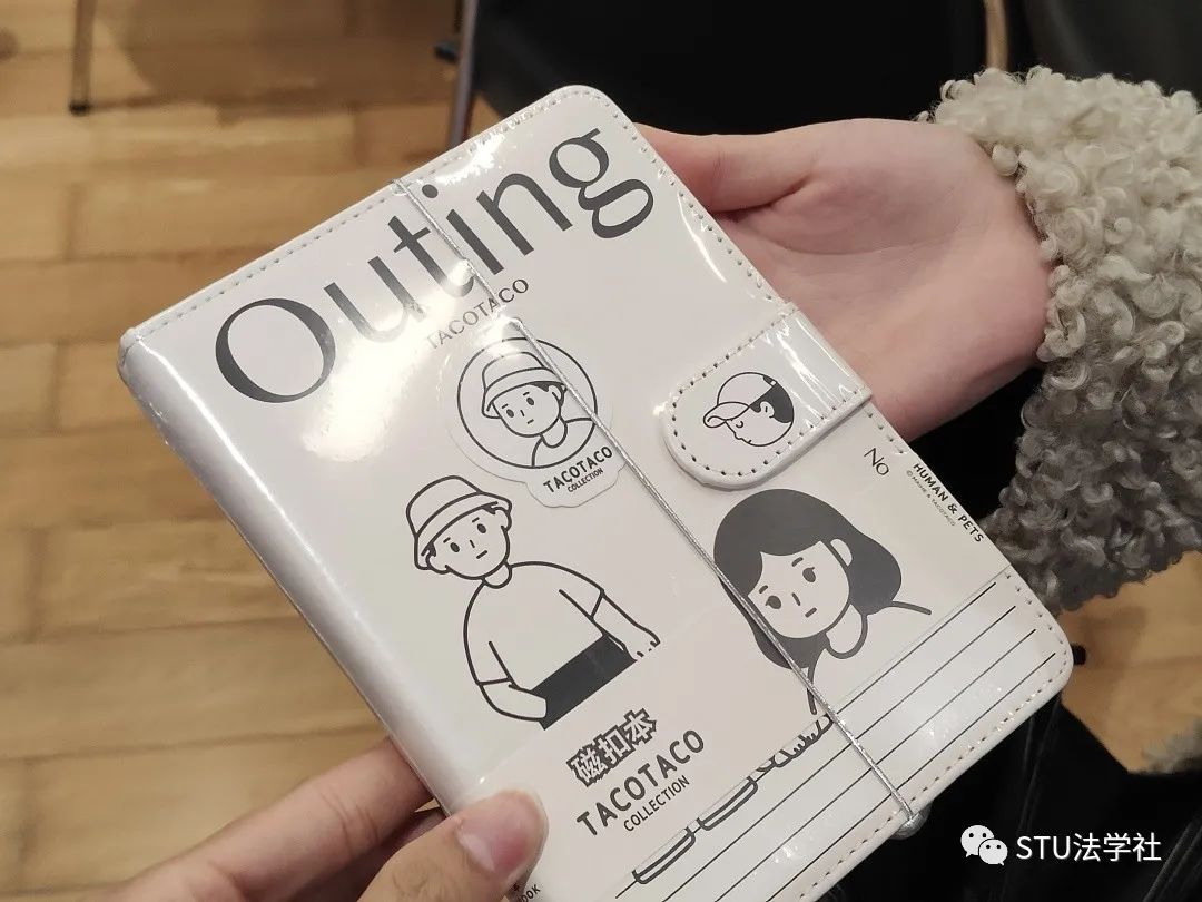 揭秘圆桌会议：聆听智慧火花，记录全程精彩！滑动探索更多礼品与讨论瞬间...