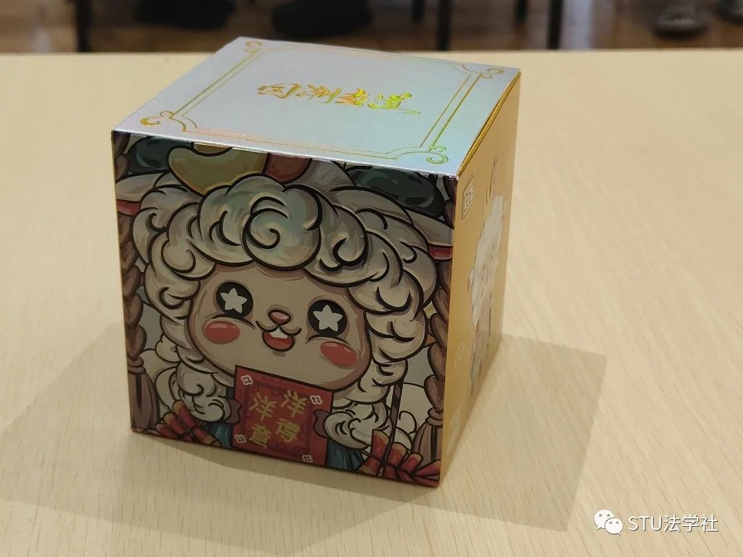 揭秘圆桌会议：聆听智慧火花，记录全程精彩！滑动探索更多礼品与讨论瞬间...