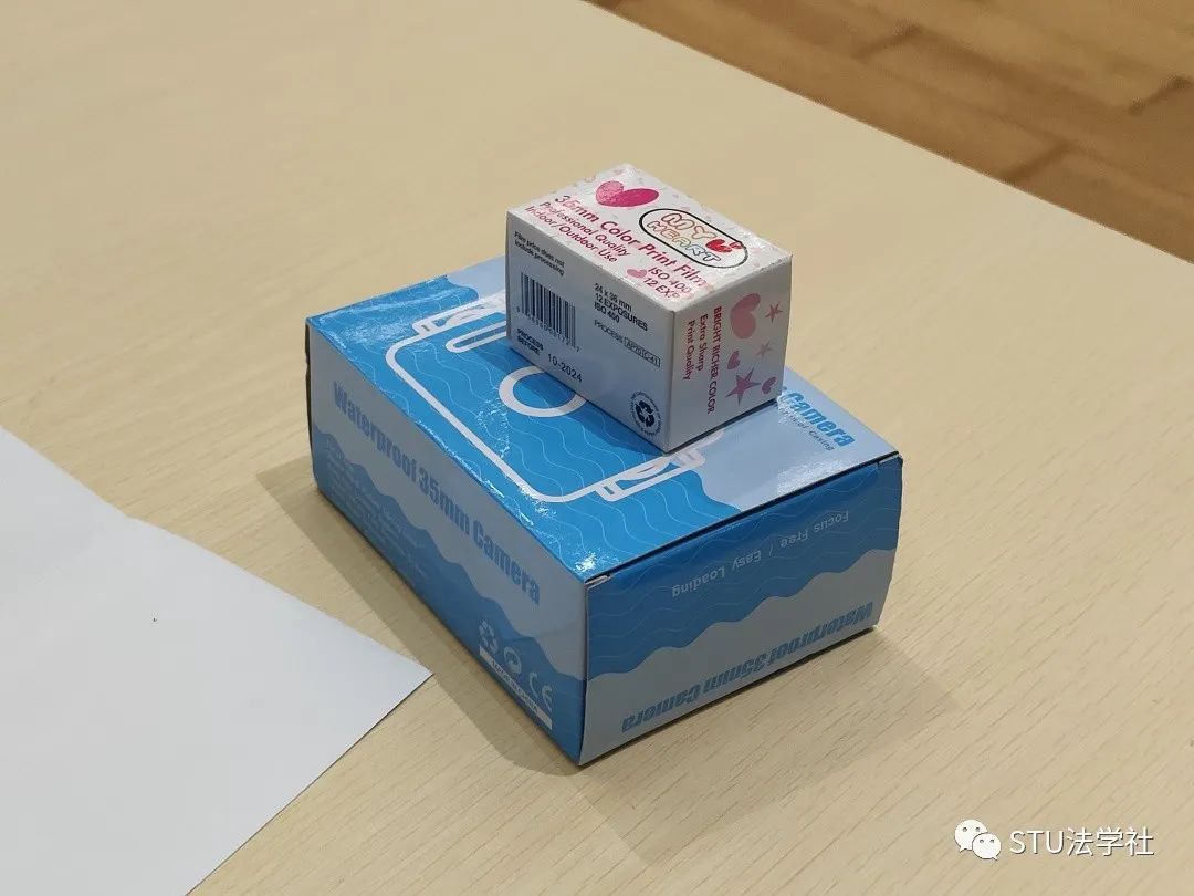 揭秘圆桌会议：聆听智慧火花，记录全程精彩！滑动探索更多礼品与讨论瞬间...