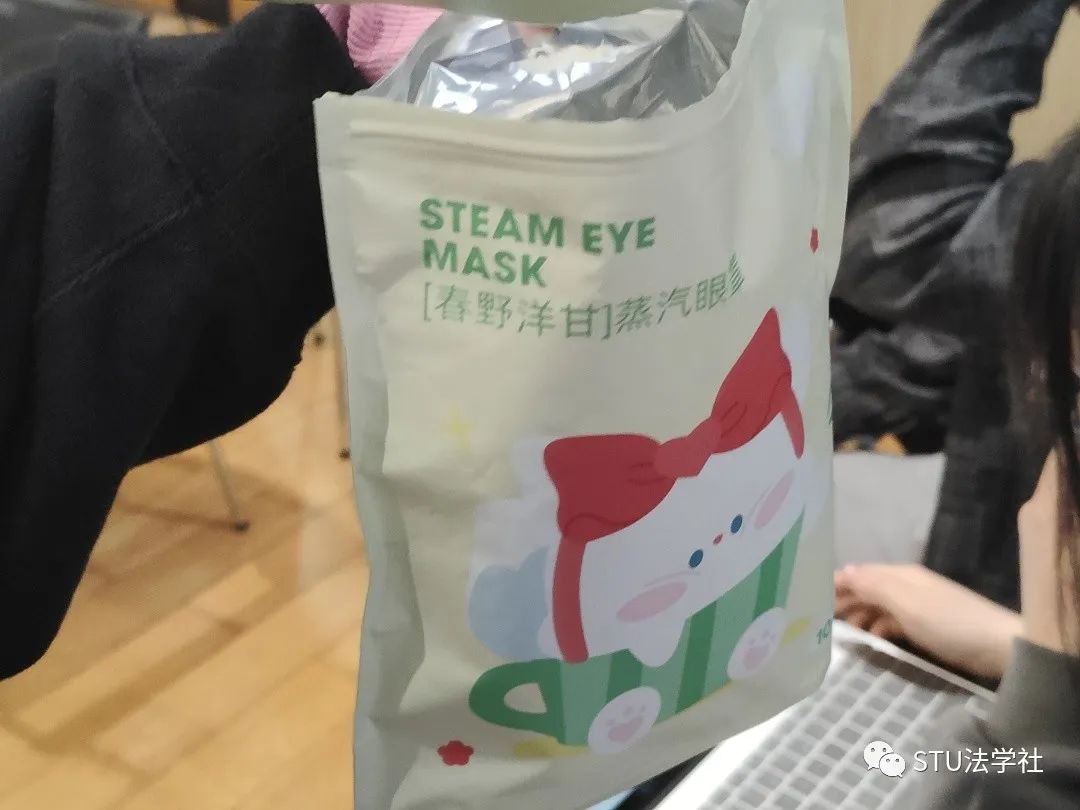 揭秘圆桌会议：聆听智慧火花，记录全程精彩！滑动探索更多礼品与讨论瞬间...