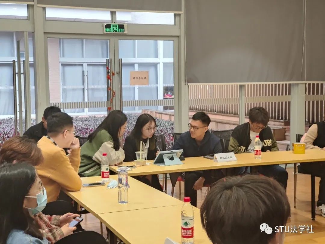 揭秘圆桌会议：聆听智慧火花，记录全程精彩！滑动探索更多礼品与讨论瞬间...